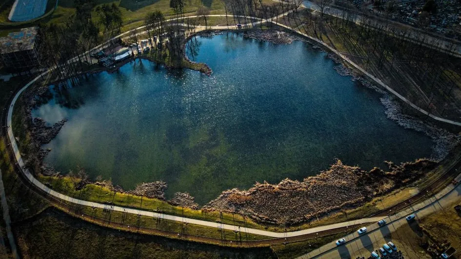 Jezero Bubanj iz vazduha, okruženo zelenilom