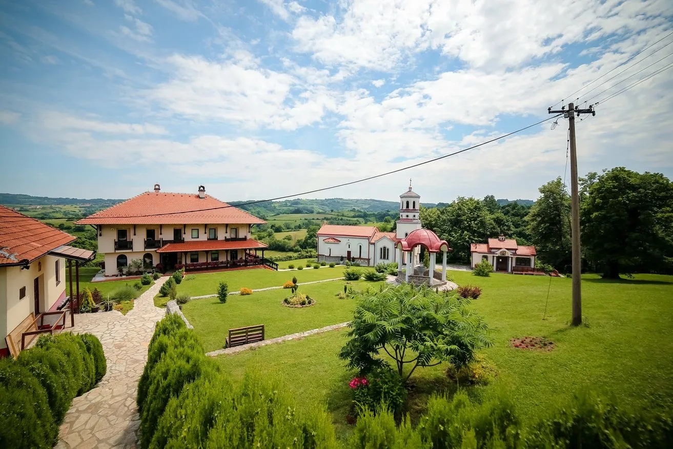 Manastir Lipar — crkva, konak i dvorište, pogled odozgo