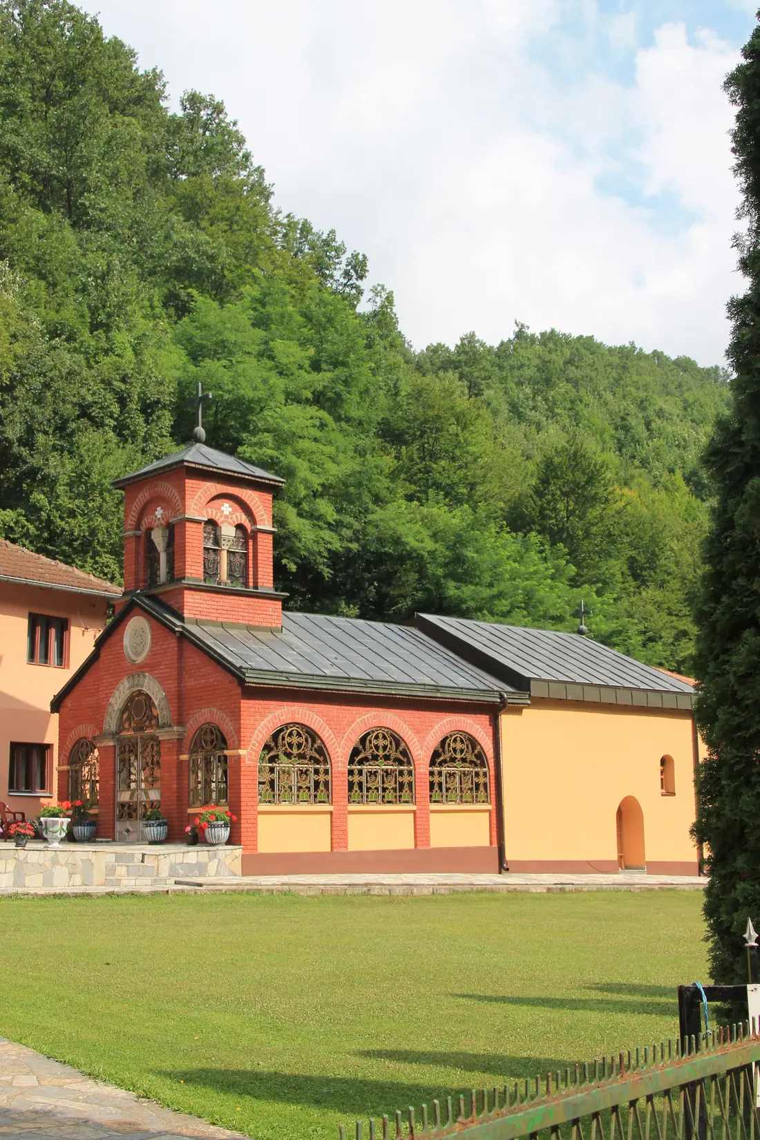 Manastir Raletinac — crkva Sv. apostola Petra i Pavla