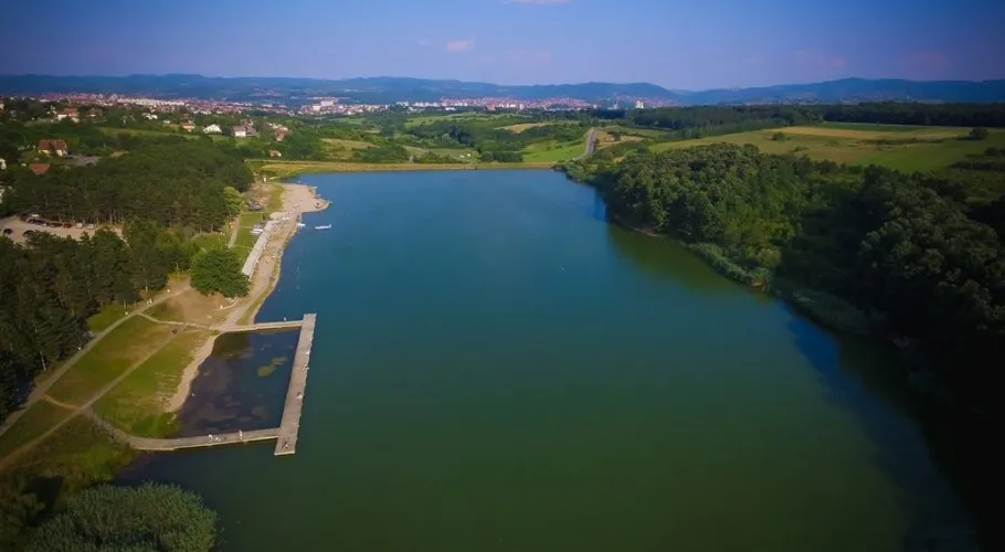 Šumaričko jezero sa uređenom plažom, pogled na Kragujevac