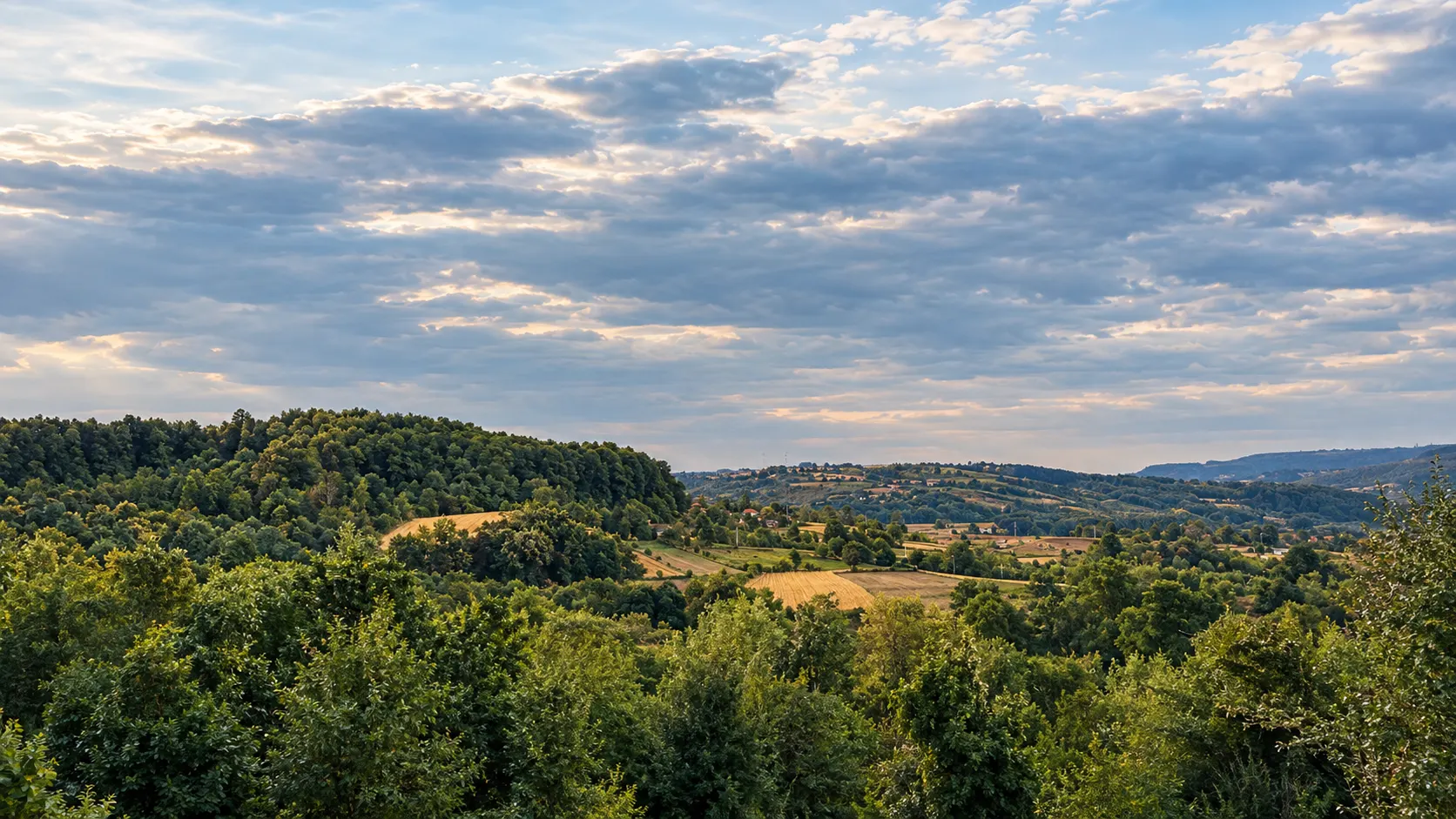 Panorama šumadijskih brda, polja i šuma u okolini Donje Sabante