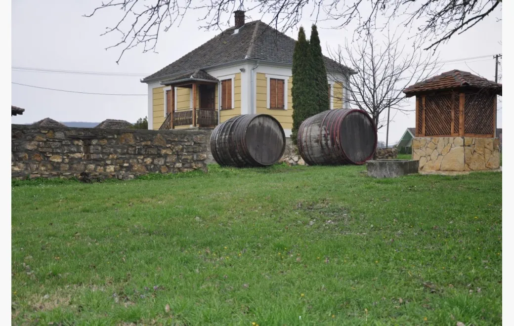 Vinarija Rujevica — kuća i burad u dvorištu