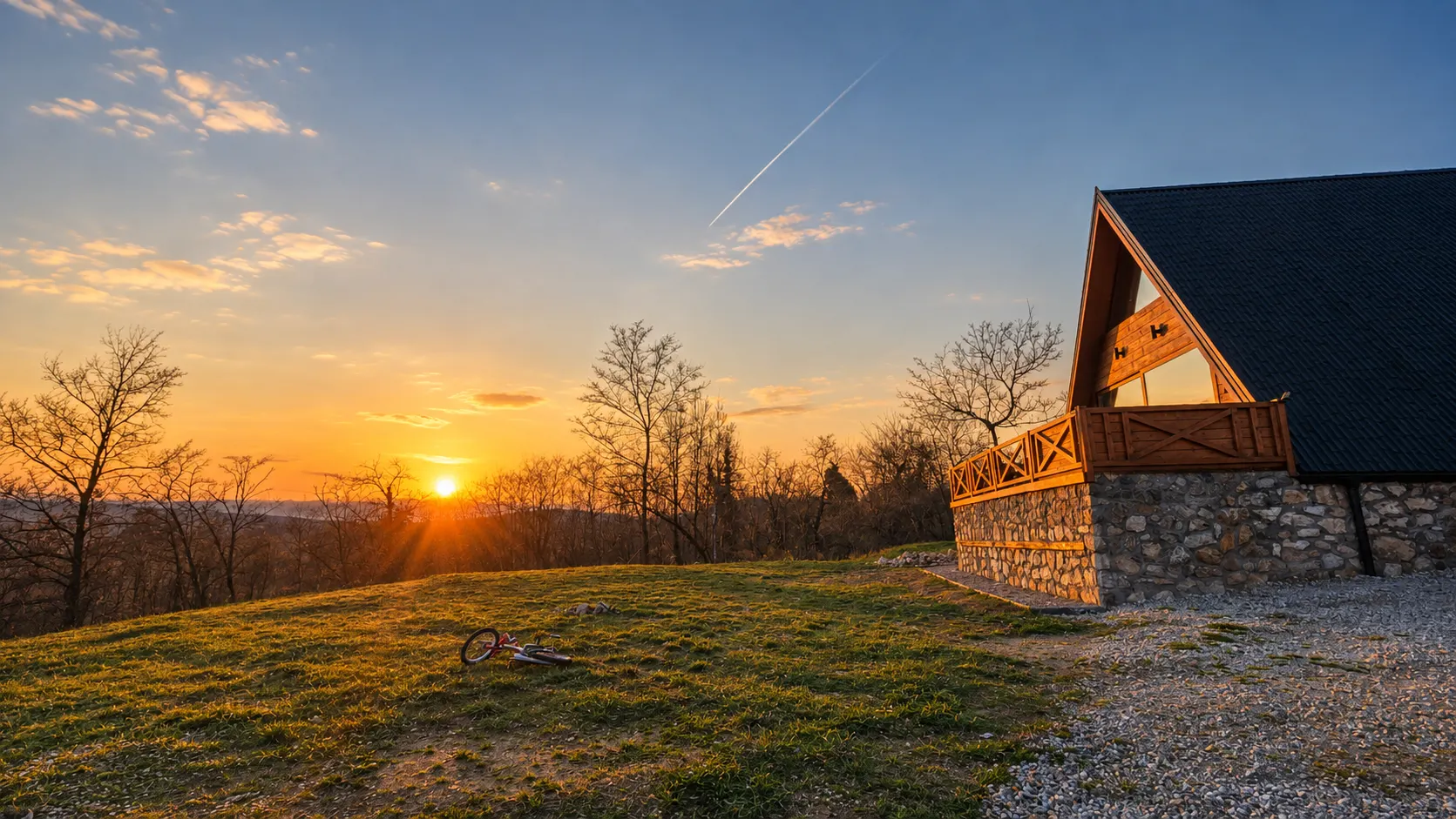 A House & Spa vikendica u sumrak, sa pogledom na brdovitu prirodu Šumadije